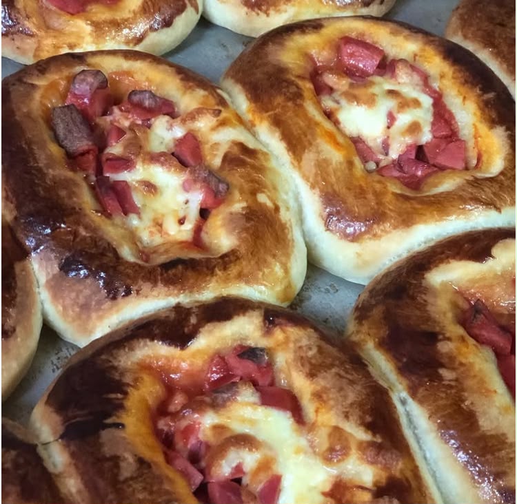 Sucuklu kaşarlı pide