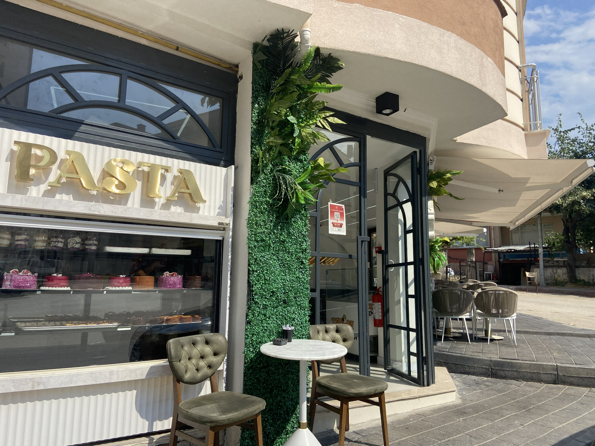 Altın PASTA tabelalı dış cephe